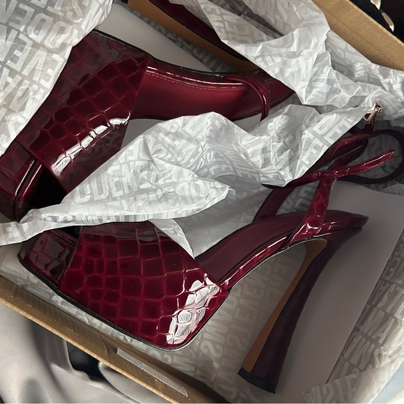 Steve Madden Shoes - Steve Madden Deep Red Croc-Pattern Heels